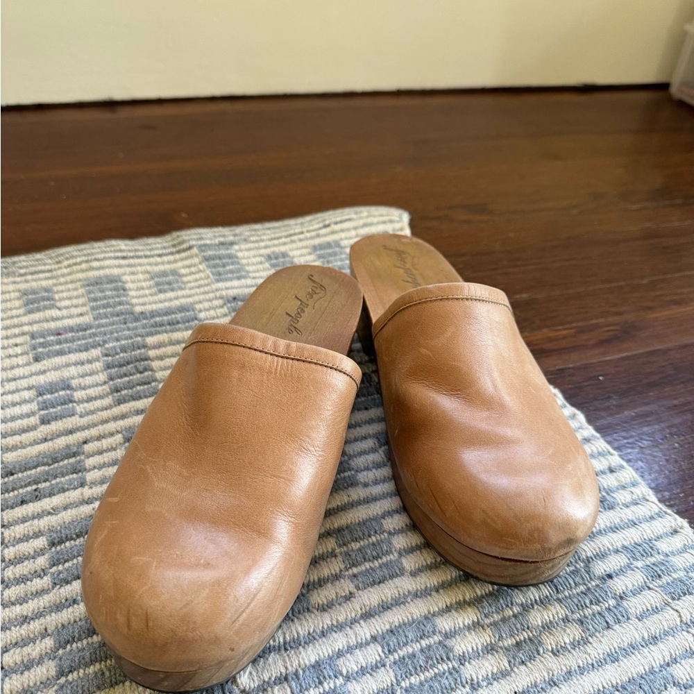 Free people carver tan clog mules.